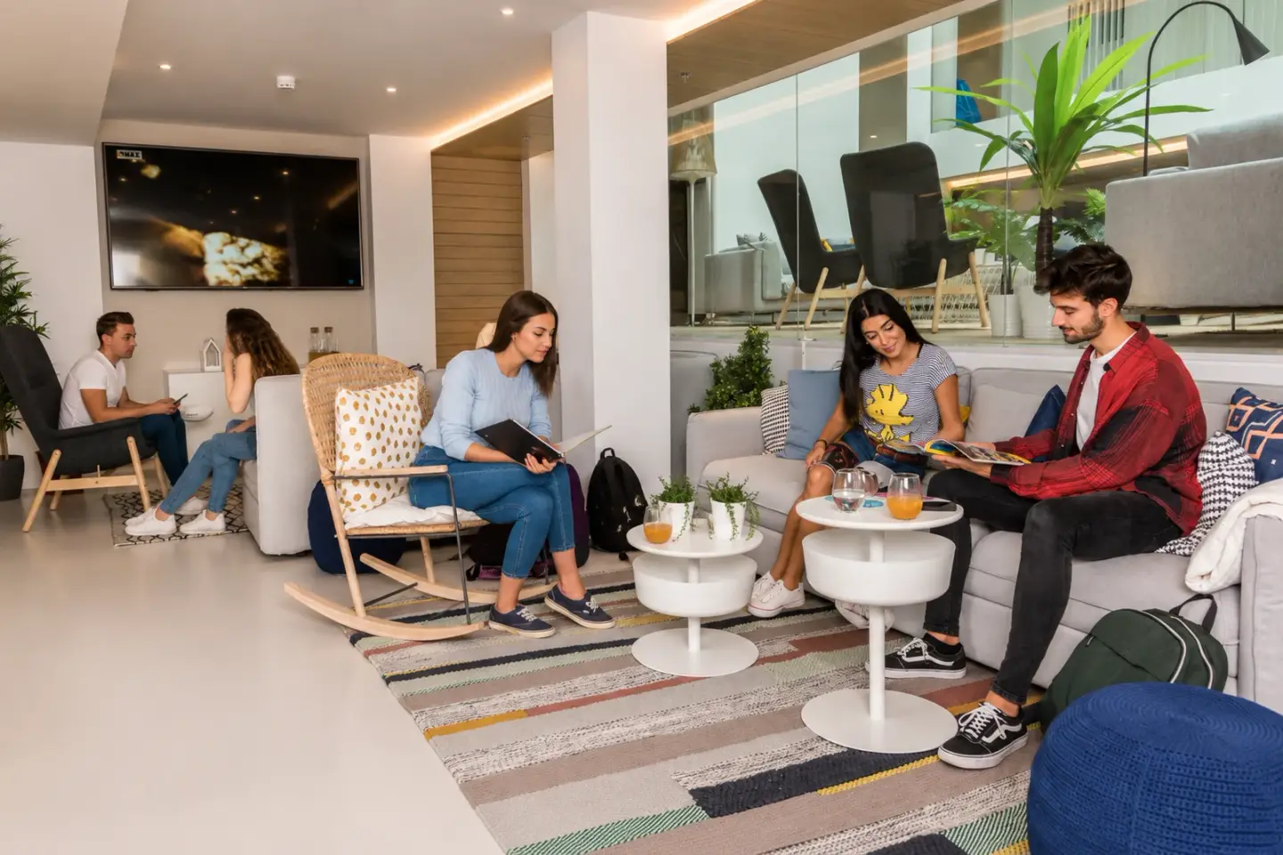 Sala de televisión y zona de descanso de Puertanueva Residencia Universitaria