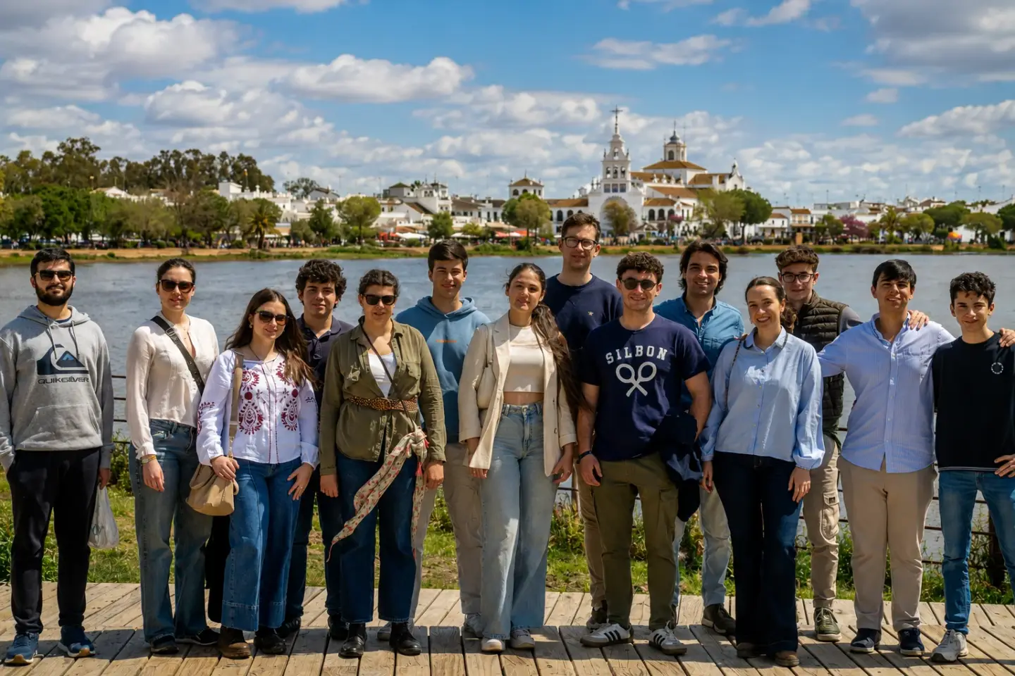 Convivencia en El Rocío: residentes de Puertanueva junto al Santuario, compartiendo una experiencia de amistad y pertenencia fuera del entorno académico