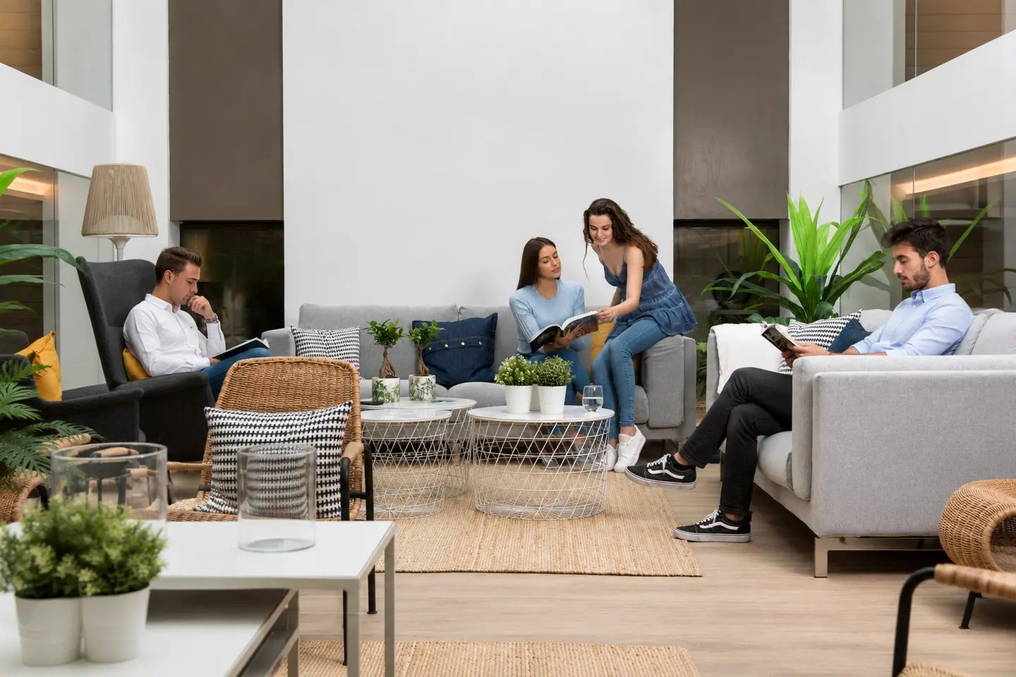 Residentes de Puertanueva leyendo y conversando en la sala de estar de la residencia